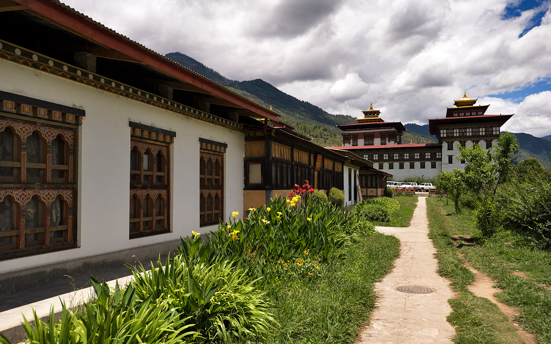 Бутан п. Бутан Тхимпху. Монастырь города Тхимпху бутан. Тхимпху — столица королевства бутан. Бутан гурунги.